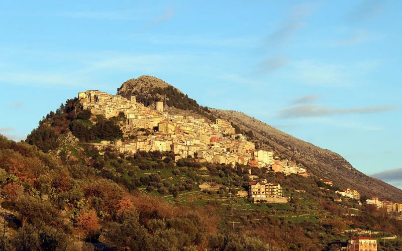 Esplora l’Incredibile Mondo Sotterraneo delle Grotte di Castel Civita: Avventura e Meraviglia in Profondità